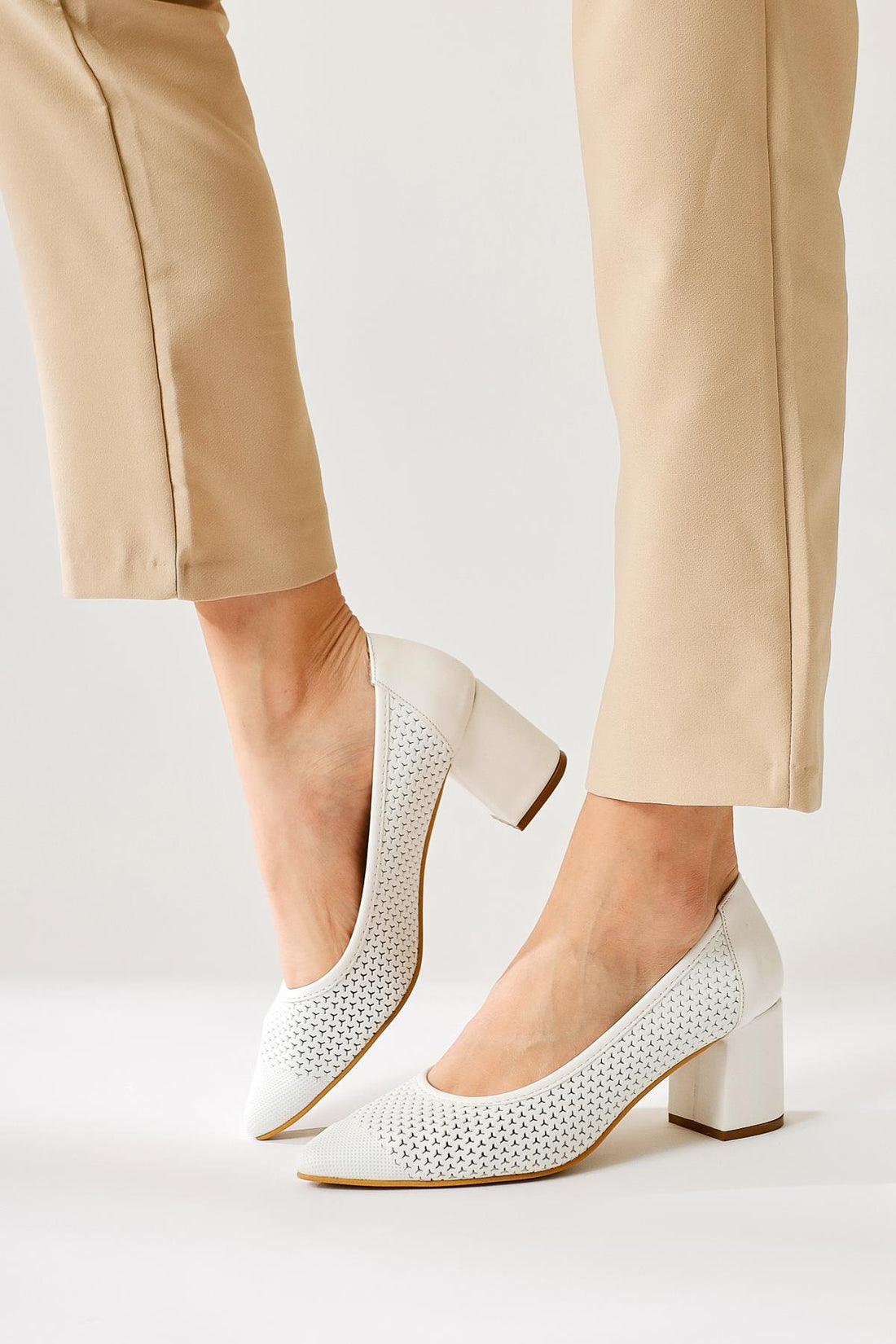 Nazneen Beyaz Sivri Burunlu Desenli Topuklu Ayakkabı