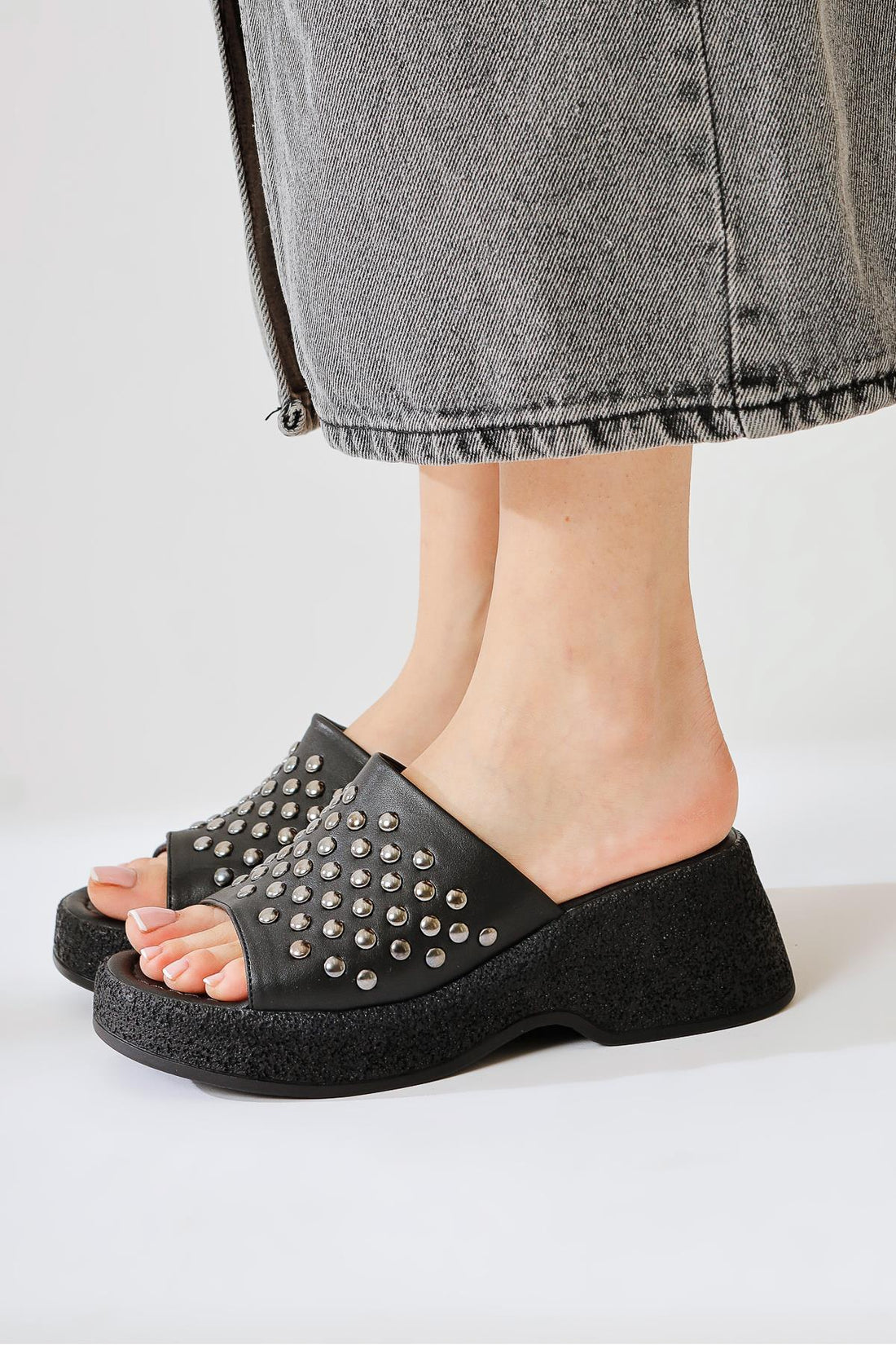 Fenthe Siyah Zımba Detaylı Kalın Tabanlı Terlik