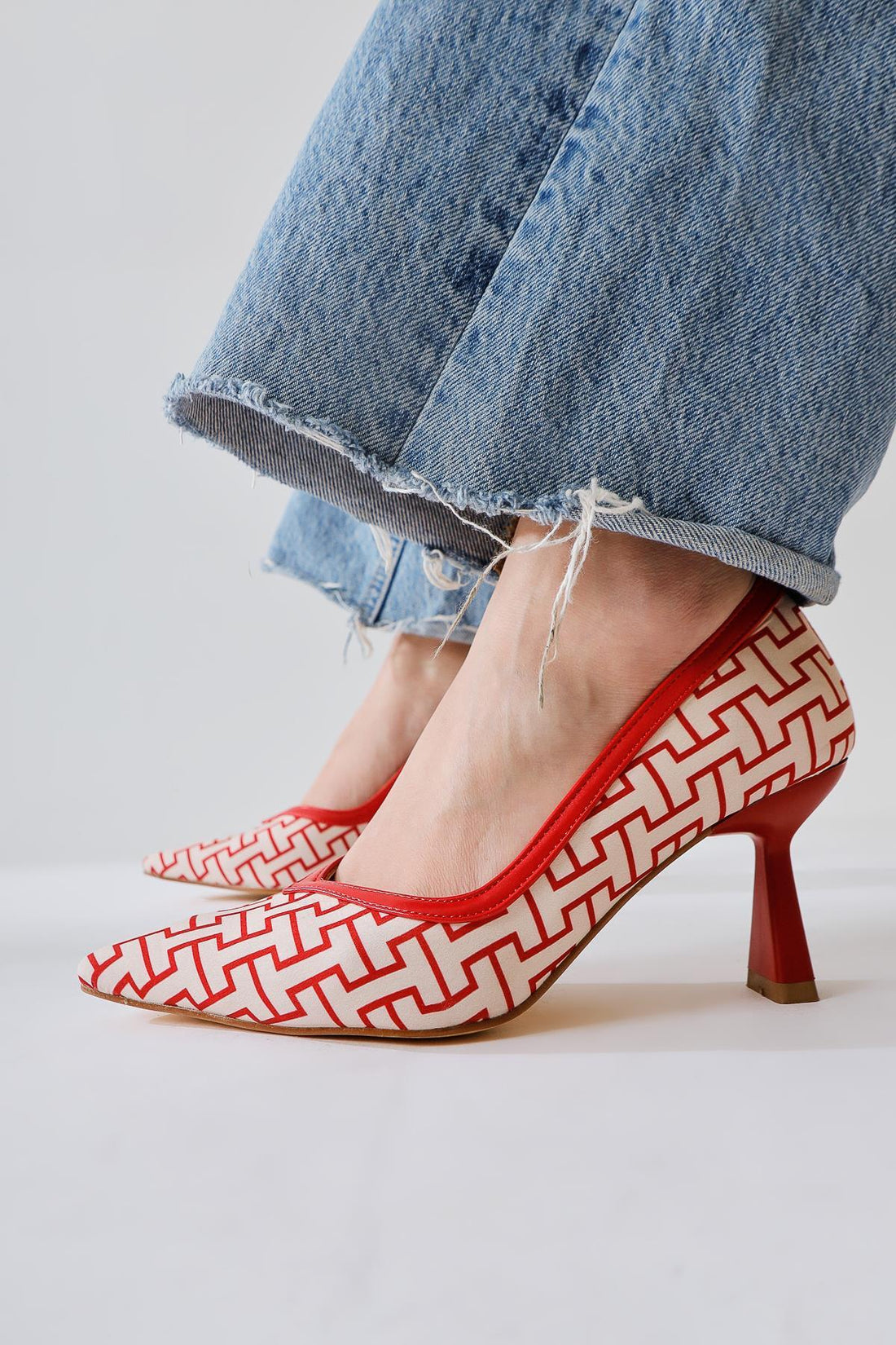 Lottis Kırmızı Geometrik Desenli Siviri Burunlu Topuklu Ayakkabı