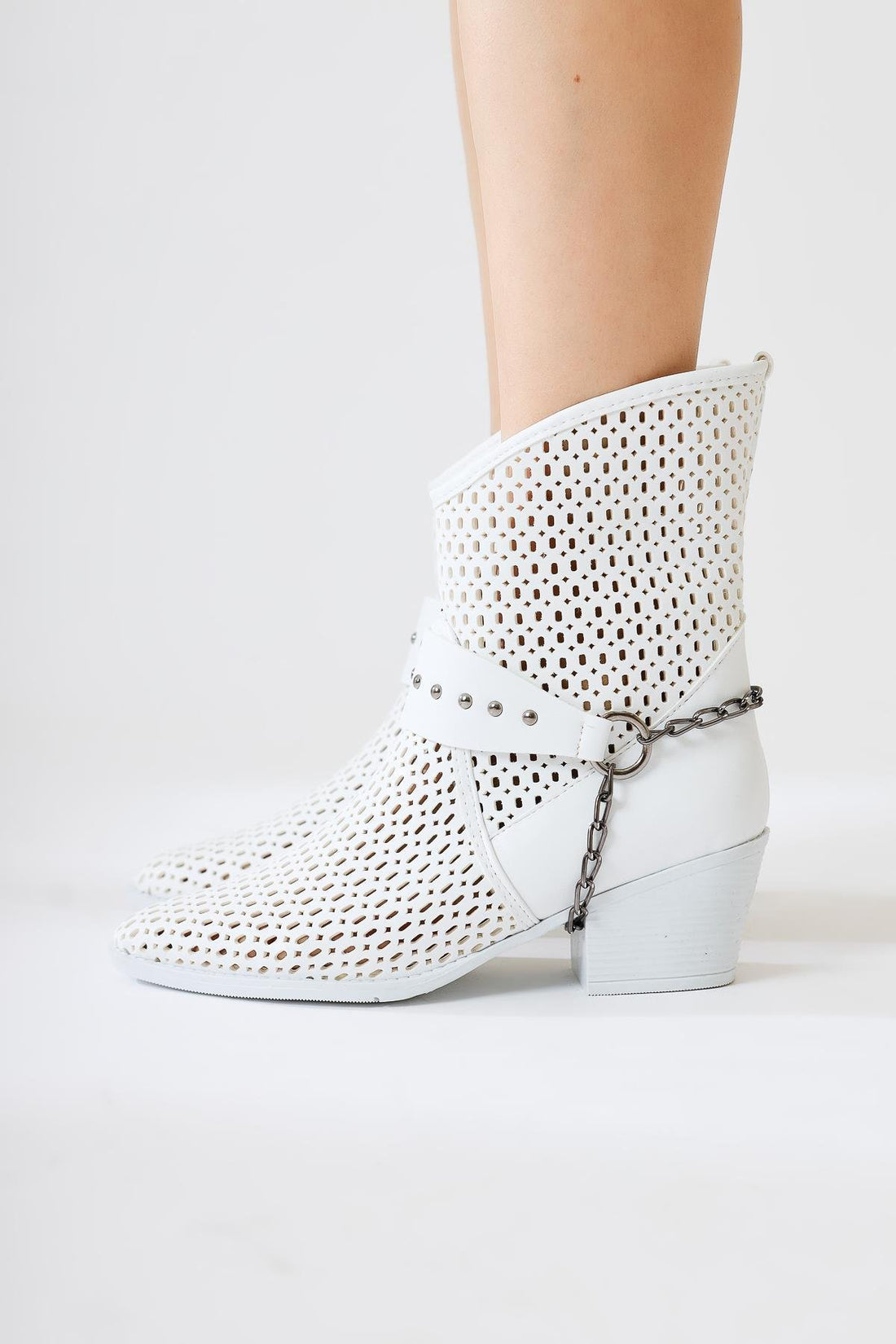 Olinda Beyaz Lazer Kesim Sivri Burunlu Zincir Detaylı Yazlık Western Bot