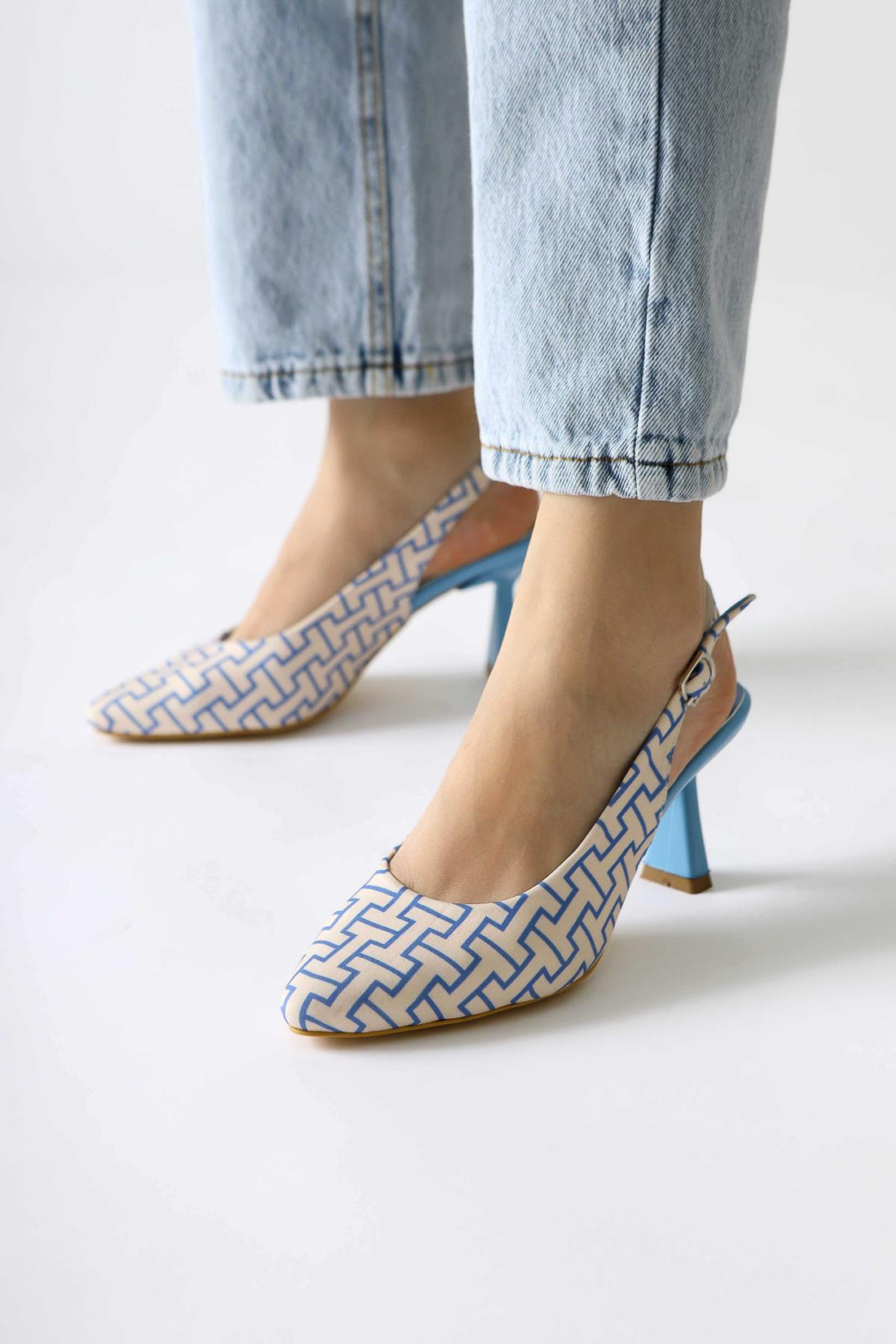 Ernesa Mavi Geometrik Desenli Topuklu Ayakkabı