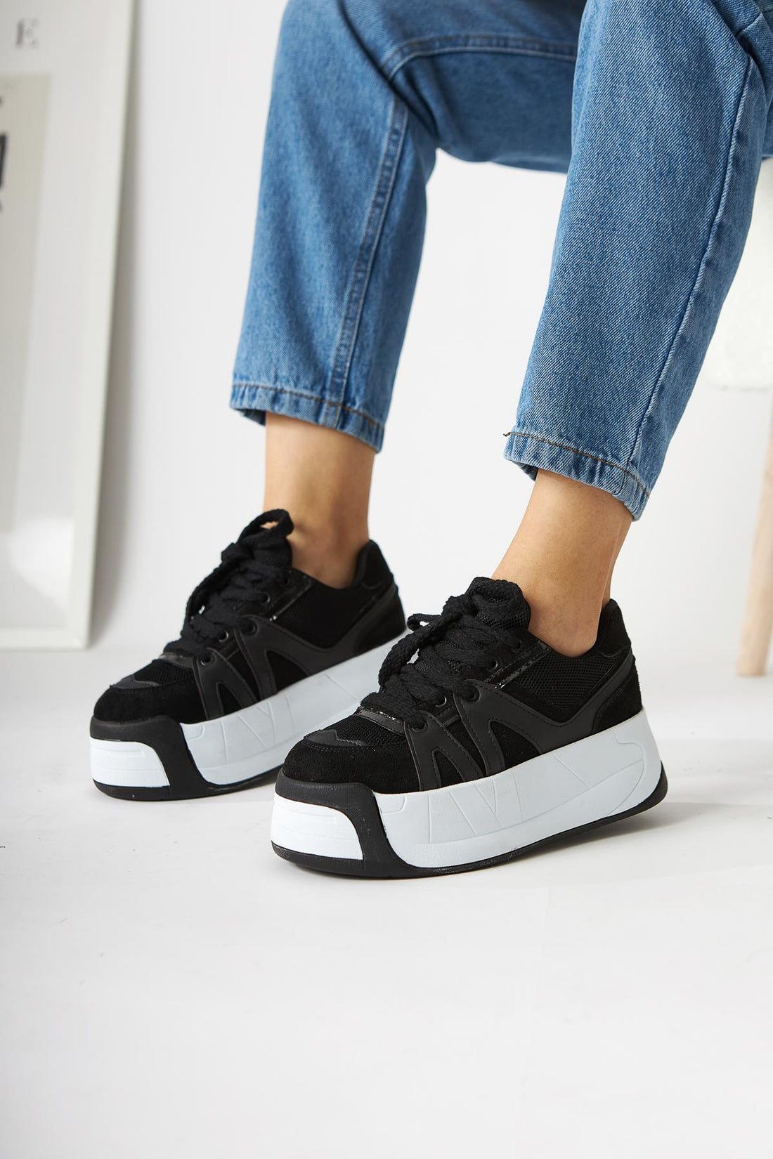 Alvi Siyah Deri Detaylı Kadın Sneakers