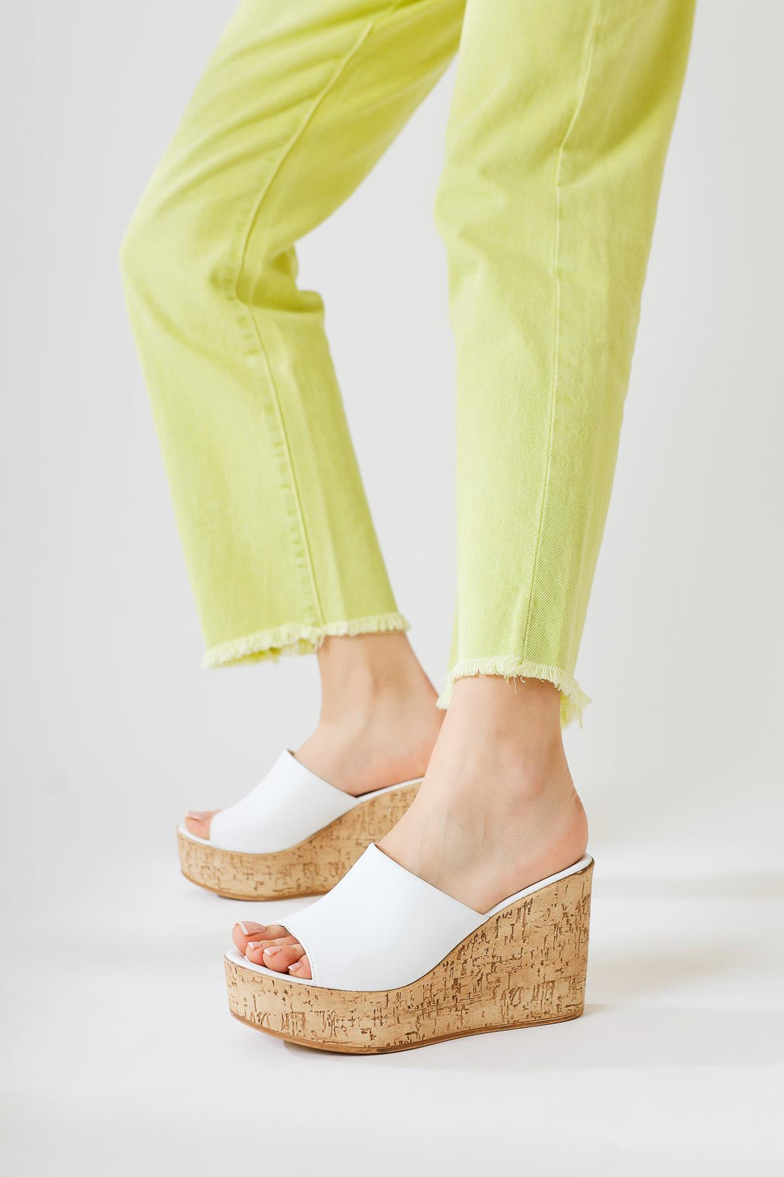 Riya Beyaz Kalın Mantar Tabanlı Terlik