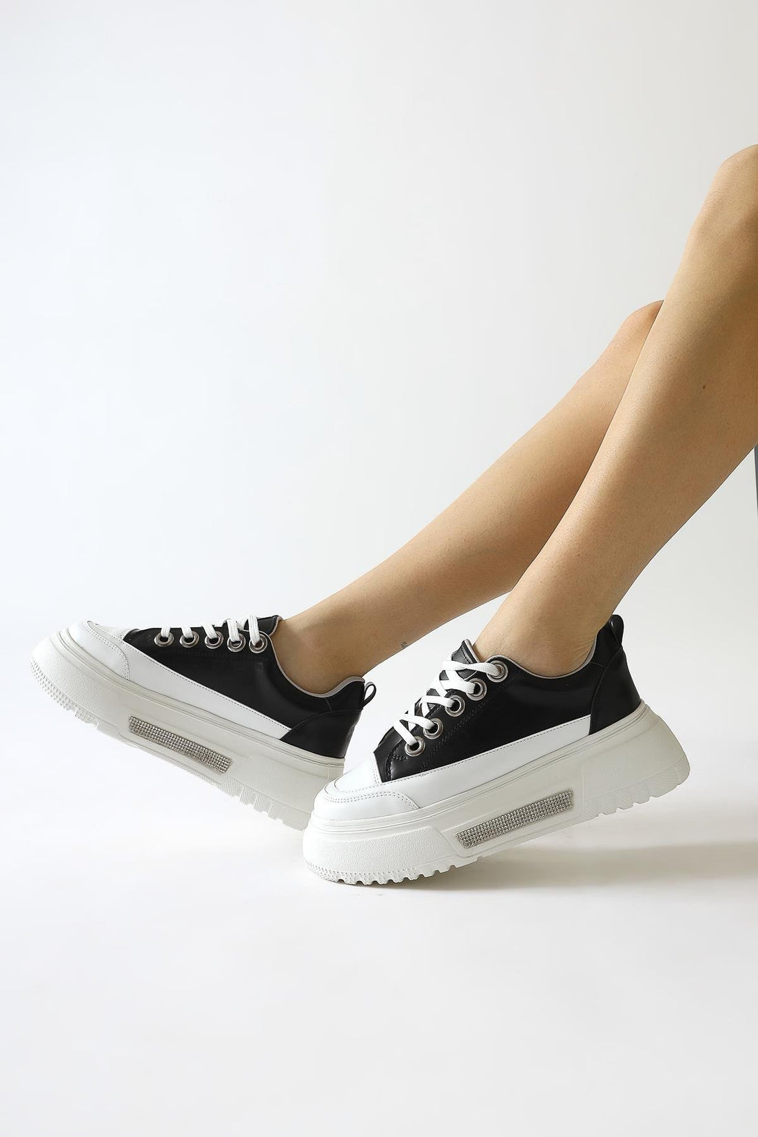 Rosella Siyah Kalın Tabanlı Taş Detaylı Bağcıklı Sneakers