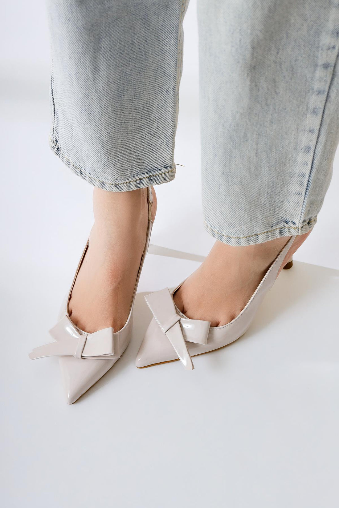 Thove Ten Rugan Sivri Burunlu Fiyonk Detaylı Topuklu Ayakkabı