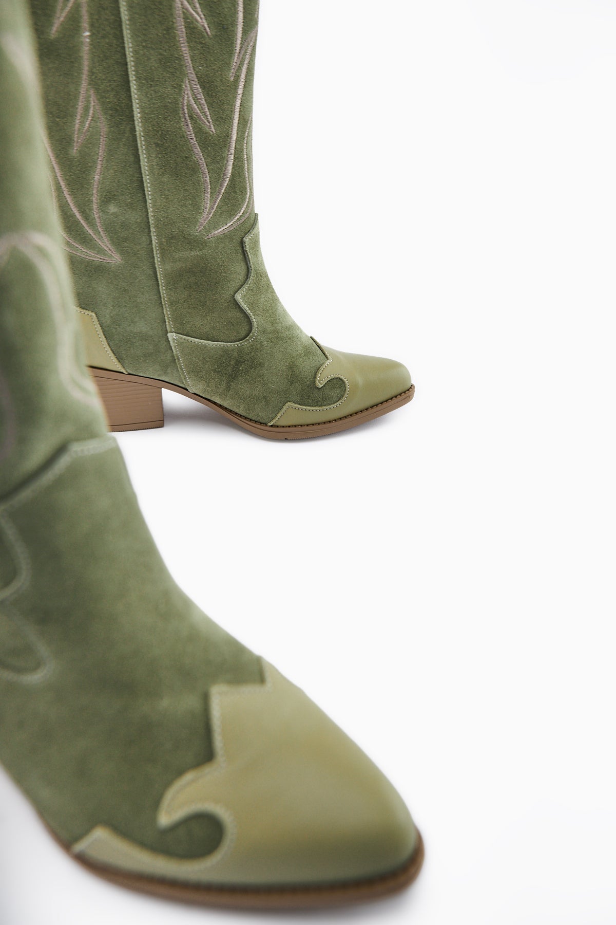 Lara Hakiki Deri Haki Süet Nakışlı Deri Detaylı Topuklu Western Çizme