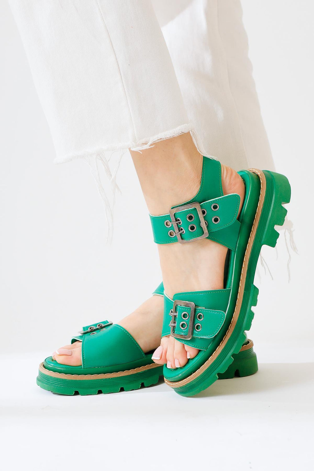 Tamera Yeşil Toka Detay Kalın Tabanlı Sandalet