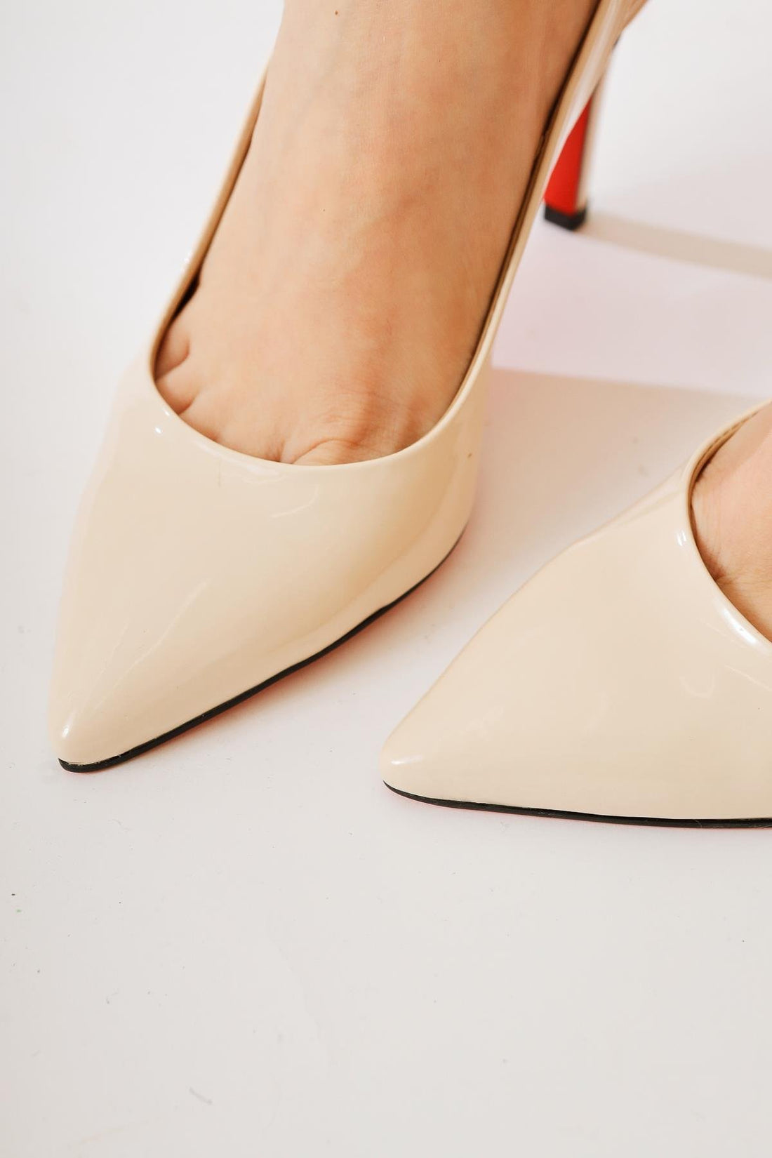 Minal Bej Rugan Sivri Burunlu Kırmızı Jurdanlı Topuklu Ayakkabı