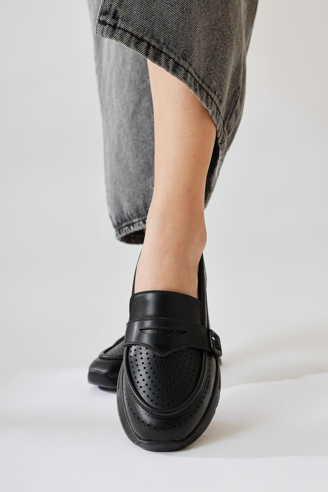 Zain Siyah Lazer Delikli Toka Detaylı Babet