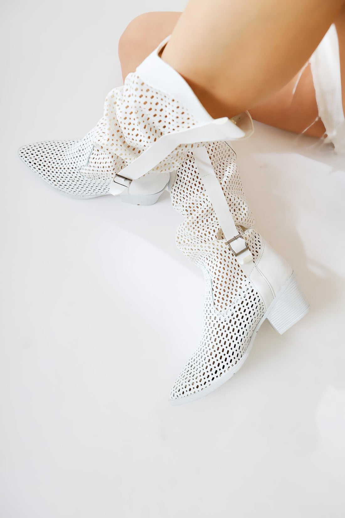 Orietta Beyaz Lazer Kesim Körüklü Yazlık Çizme