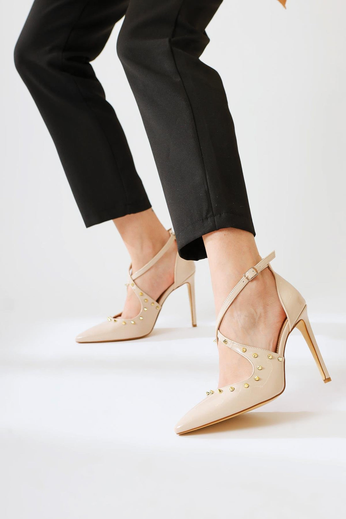 Tinde Bej Sivri Burunlu Perçin Detaylı İnce Topuklu Ayakkabı