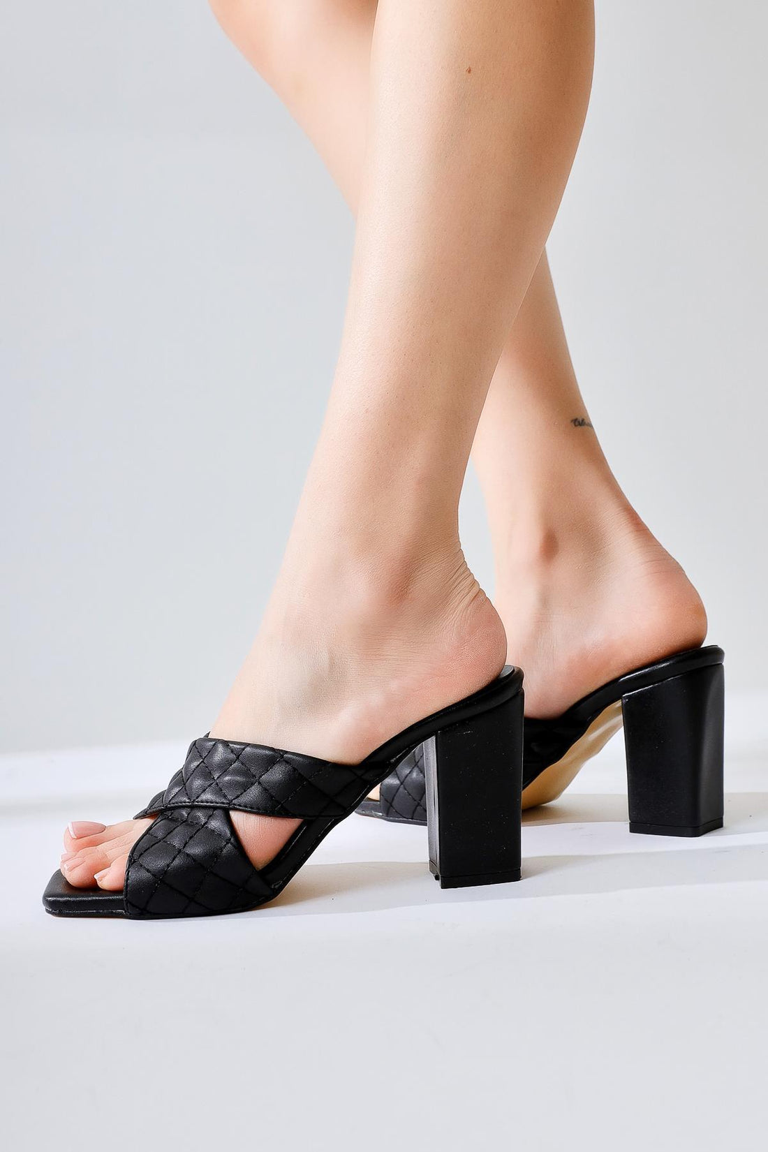 Ethelyn Siyah Çapraz Bantlı Kalın Topuklu Terlik