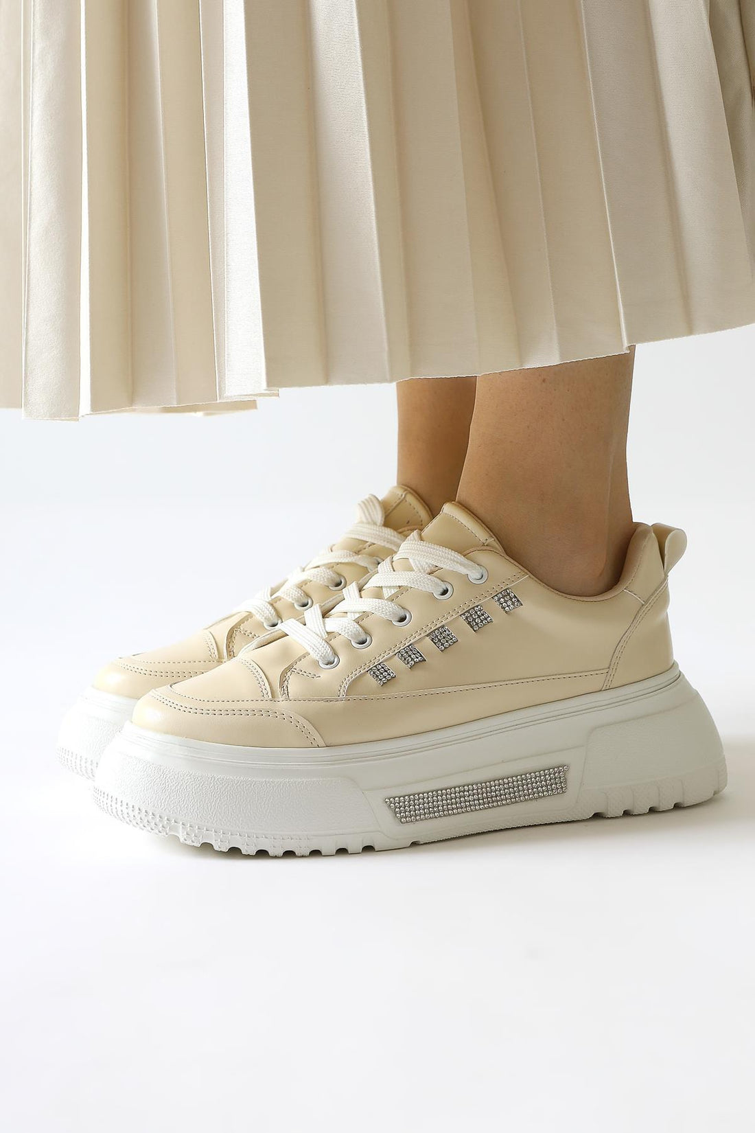 Tram Bej Kalın Tabanlı Taş Detaylı Bağcıklı Sneakers