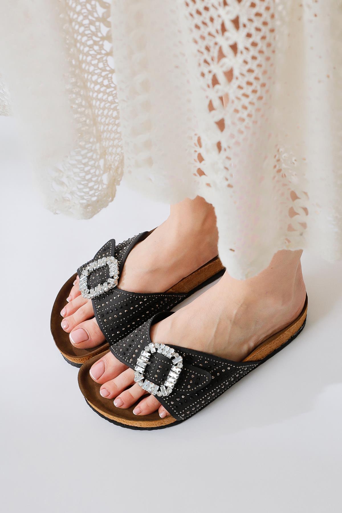 Carolinne Siyah Tek Bantlı Taş Detaylı Tokalı Terlik