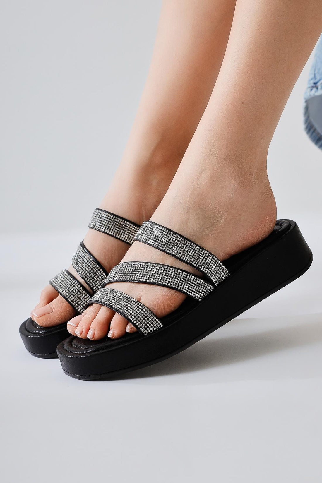 Vinita Siyah Üç Bantlı Taşlı Terlik