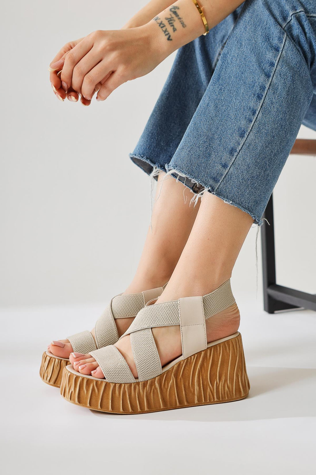 Mujda Bej Lastik Bantlı Dolgu Topuklu Ayakkabı