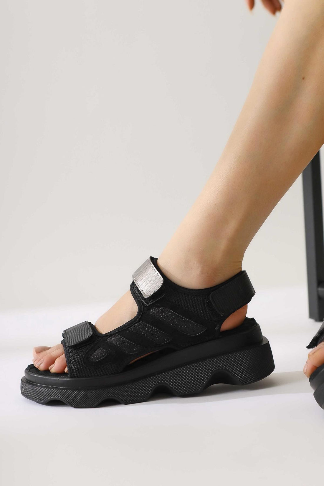 Quan Siyah Sim Detaylı Cırtcırtlı Rahat Taban Sandalet