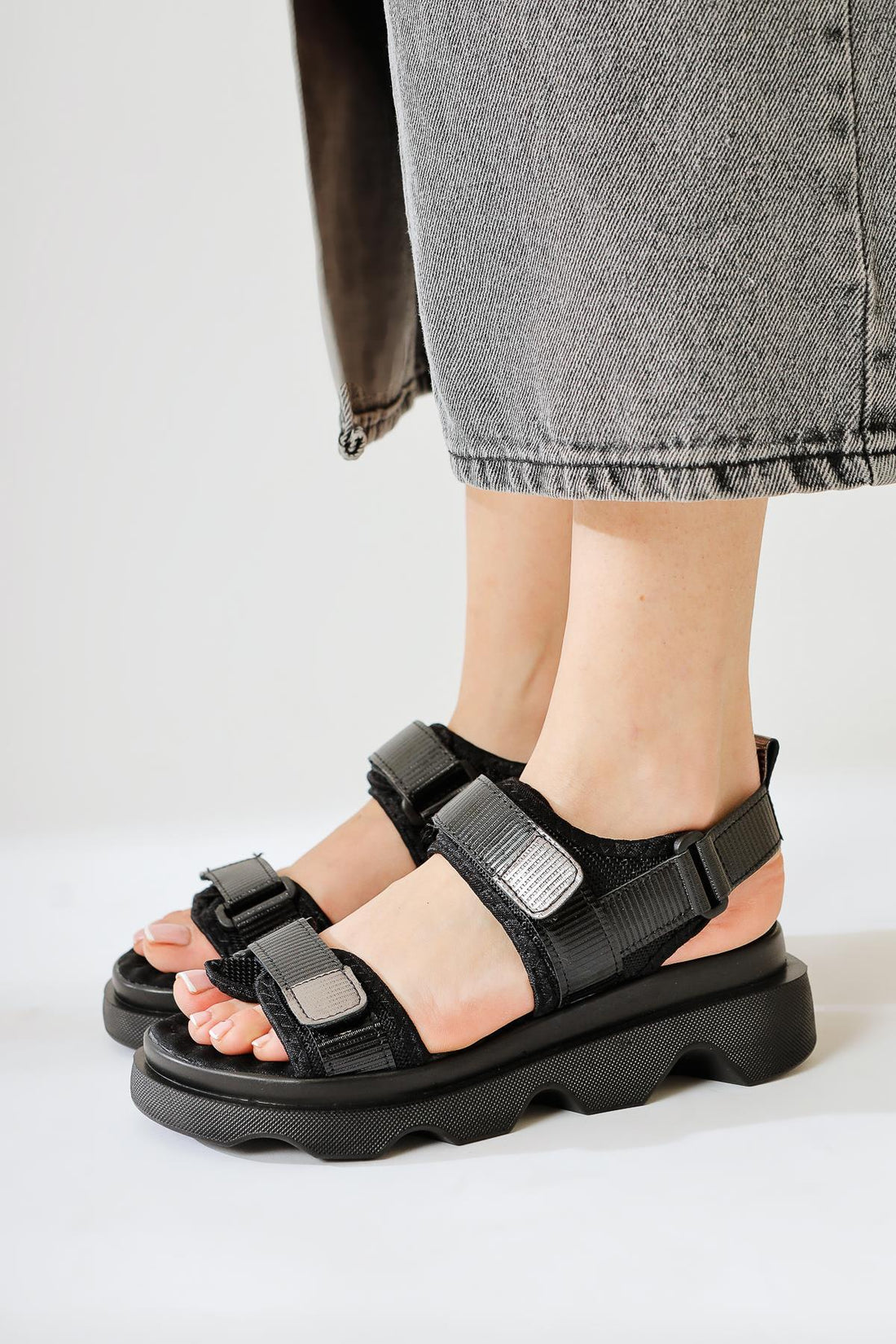 Tale Siyah Tek Bantlı Cırt Cırt Detaylı Sandalet