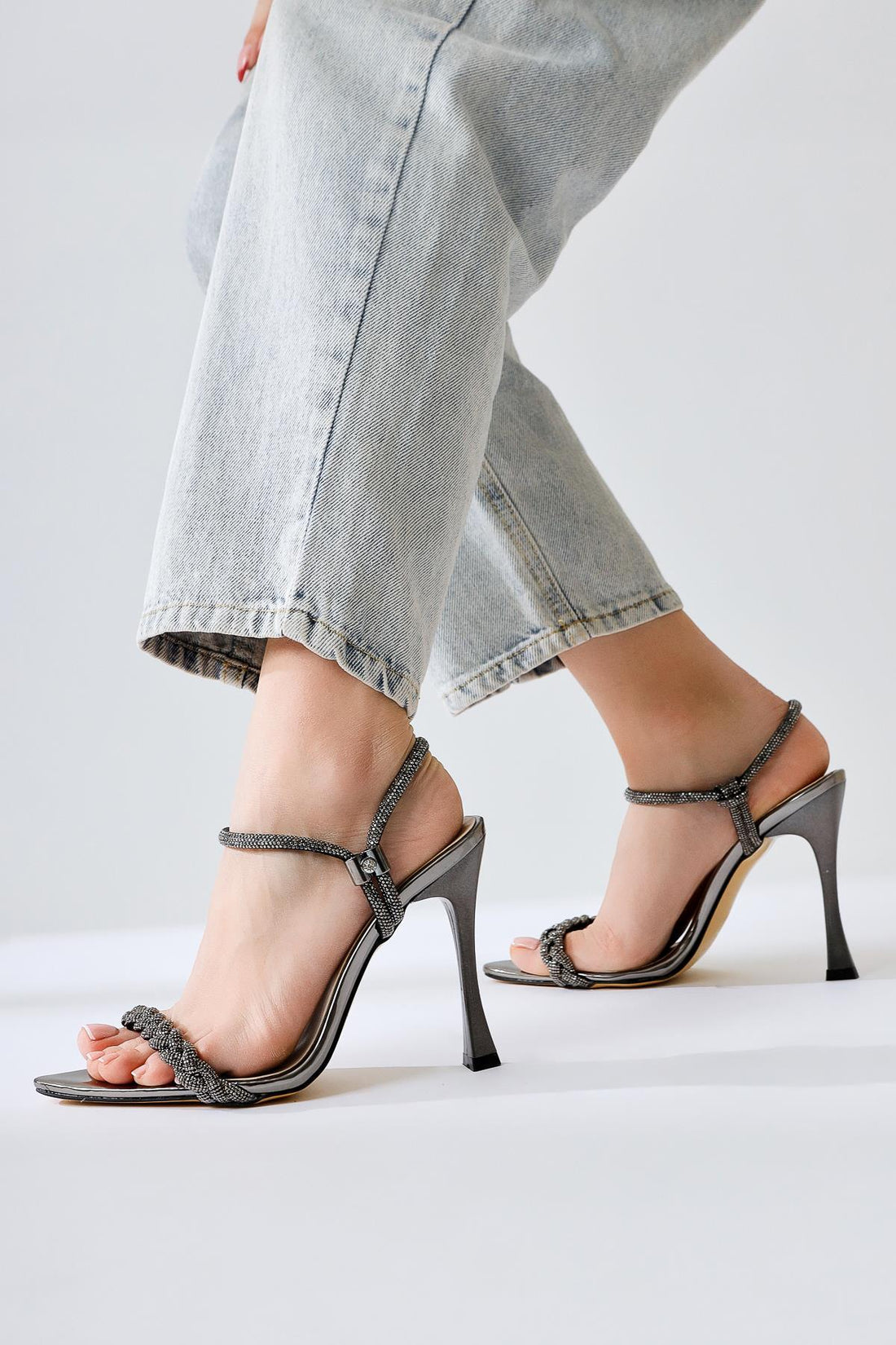 Roze Platin Taşlı İnce Taşlı Bantlı Sivri Burun İnce Topuklu Sandalet