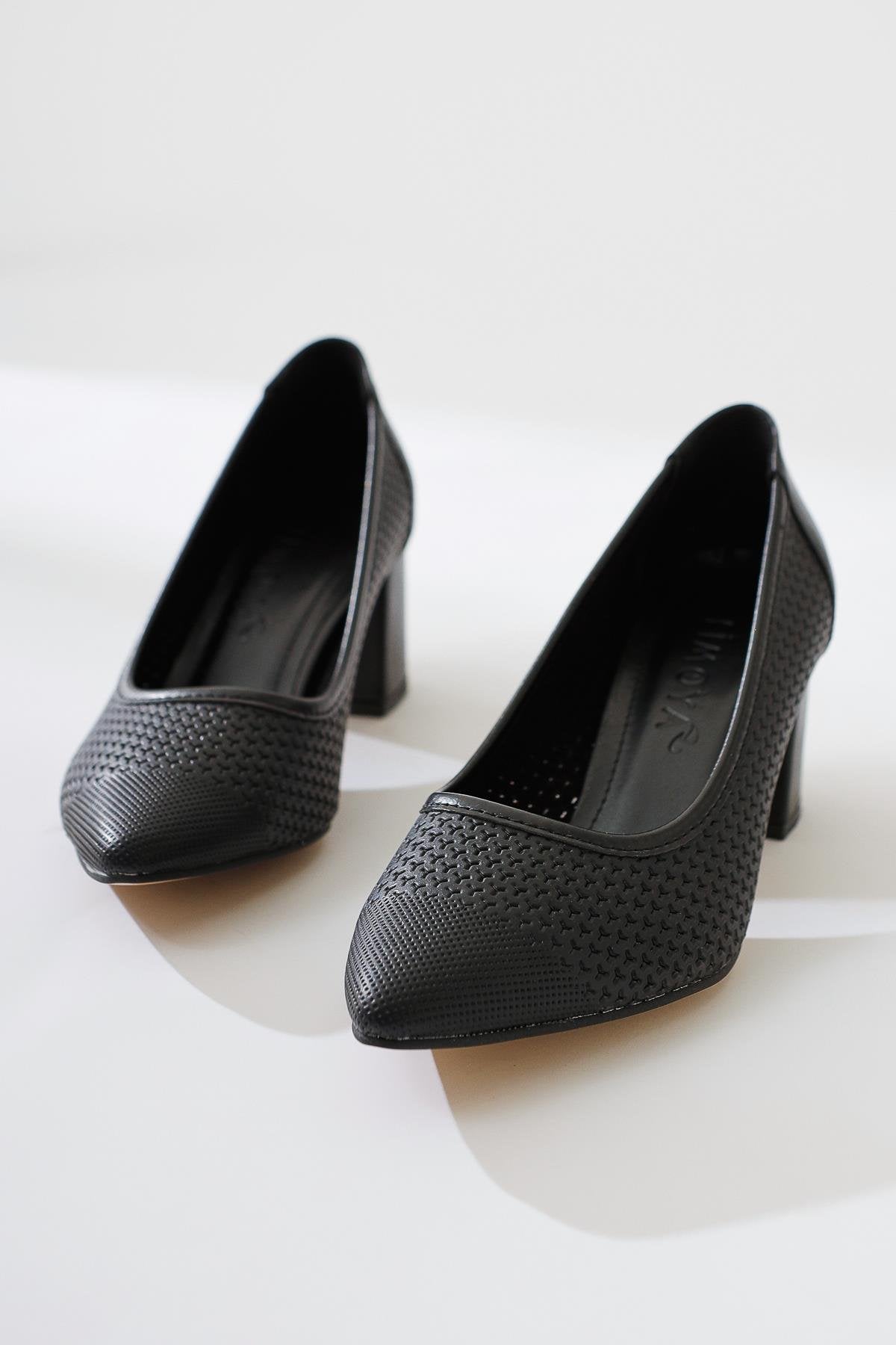 Nazneen Siyah Sivri Burunlu Desenli Topuklu Ayakkabı