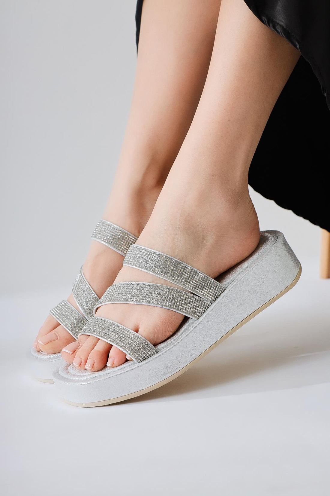 Vinita Gümüş Üç Bantlı Taşlı Terlik