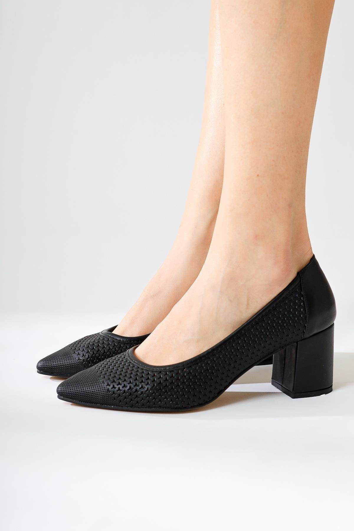 Nazneen Siyah Sivri Burunlu Desenli Topuklu Ayakkabı