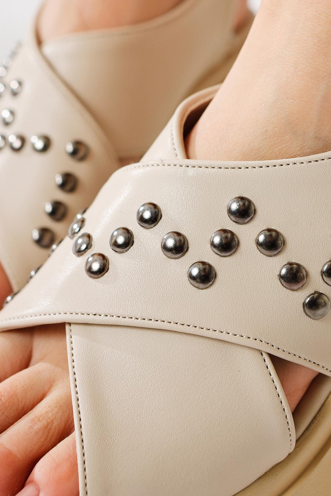 Dorela Bej Zımba Detaylı Çarpraz Kalın Bantlı Sandalet