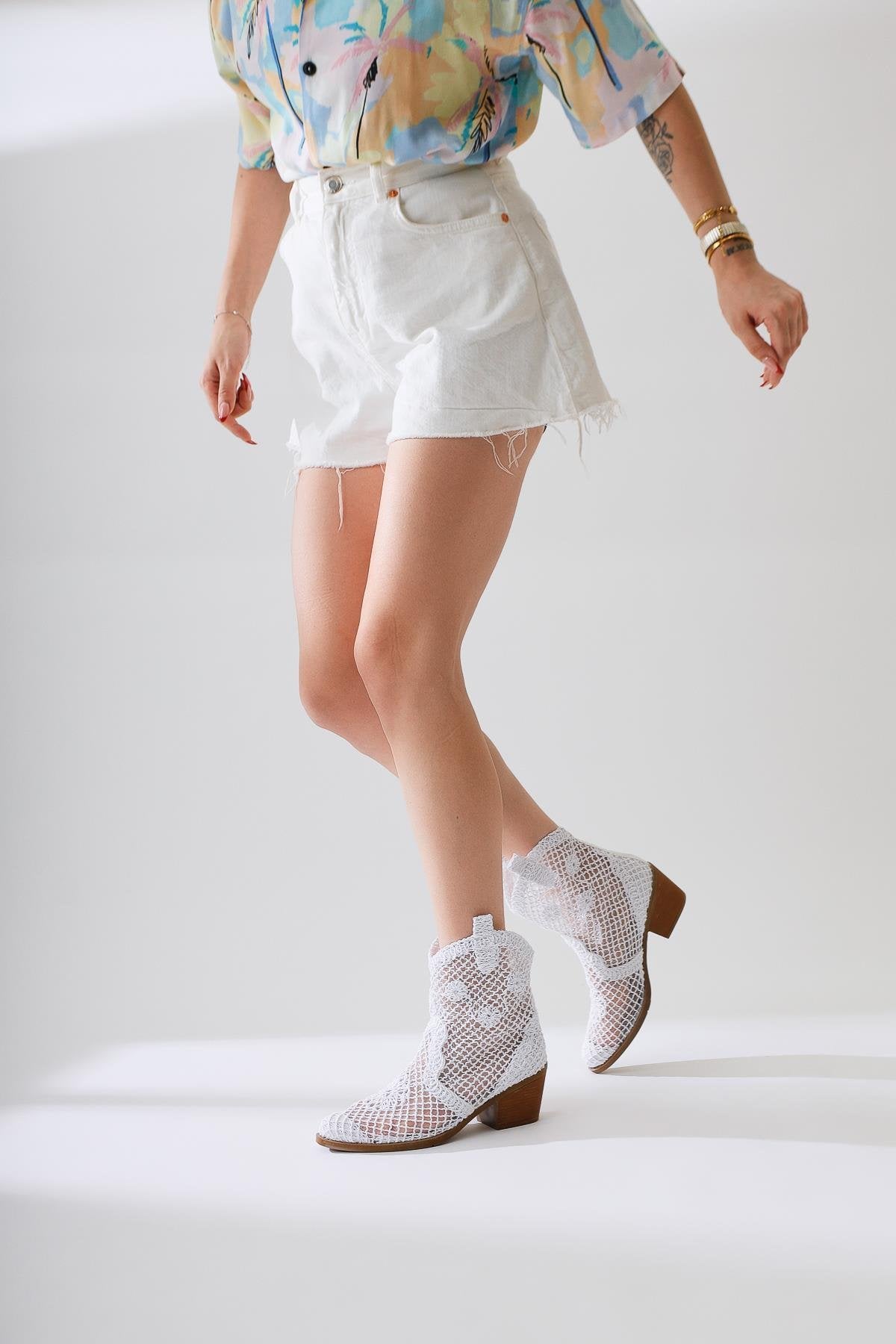 Tersa (Kısa Konç) Beyaz Örgü Dantelli Çiçek Detaylı Kovboy Yazlık Bot