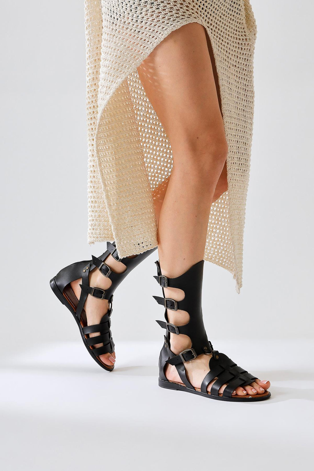 Hakiki Deri Baisa Siyah Toka Detaylı Düz Tabanlı Sandalet