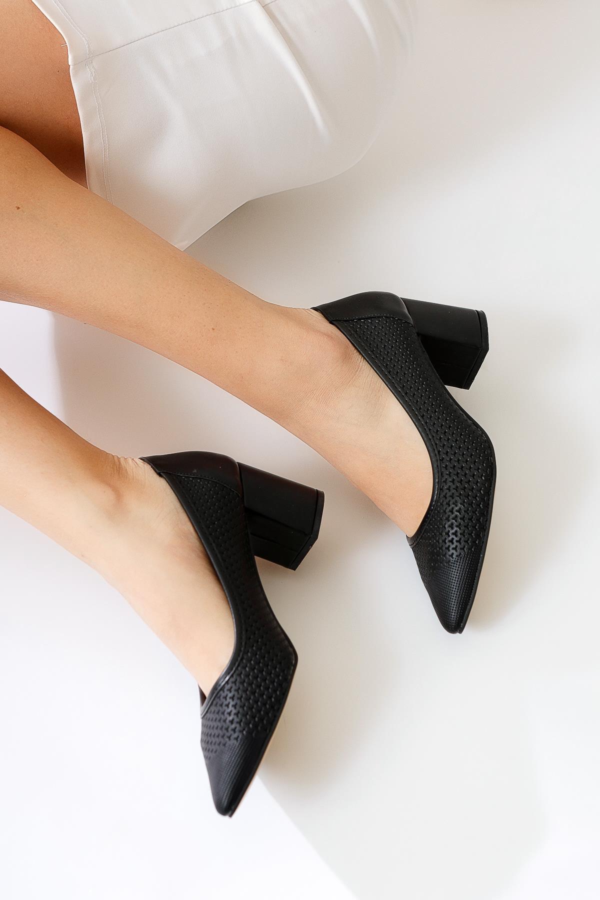 Nazneen Siyah Sivri Burunlu Desenli Topuklu Ayakkabı