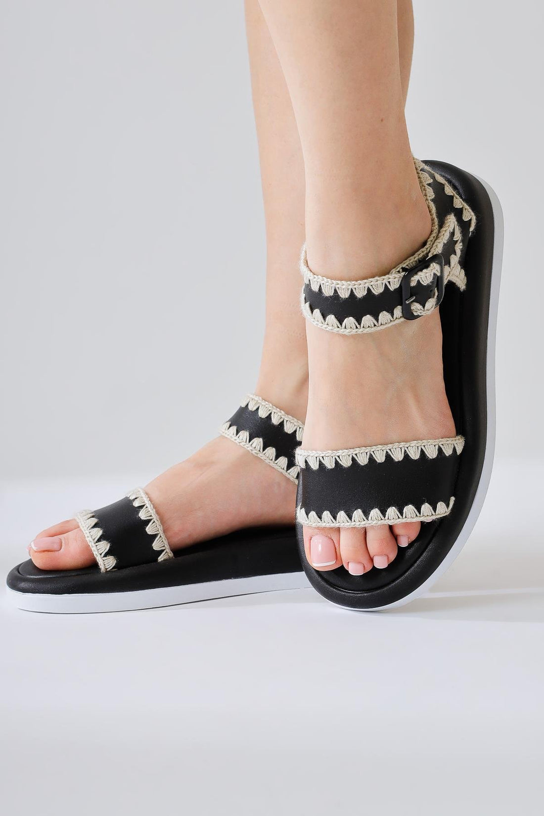 Nonna Siyah Nakış Detaylı Kalın Bantlı Sandalet