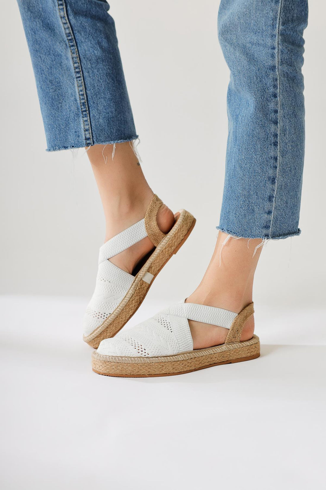 Zulma Beyaz Önü Kapalı Triko Çarpraz Bantlı Keten Taban Sandalet
