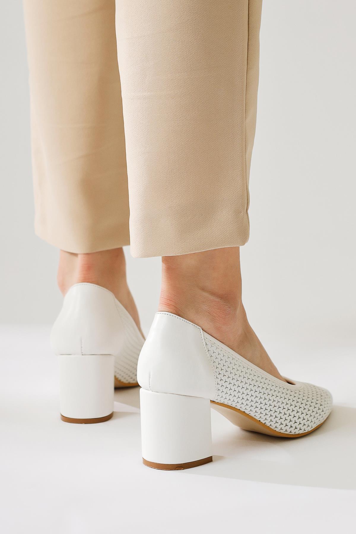 Nazneen Beyaz Sivri Burunlu Desenli Topuklu Ayakkabı