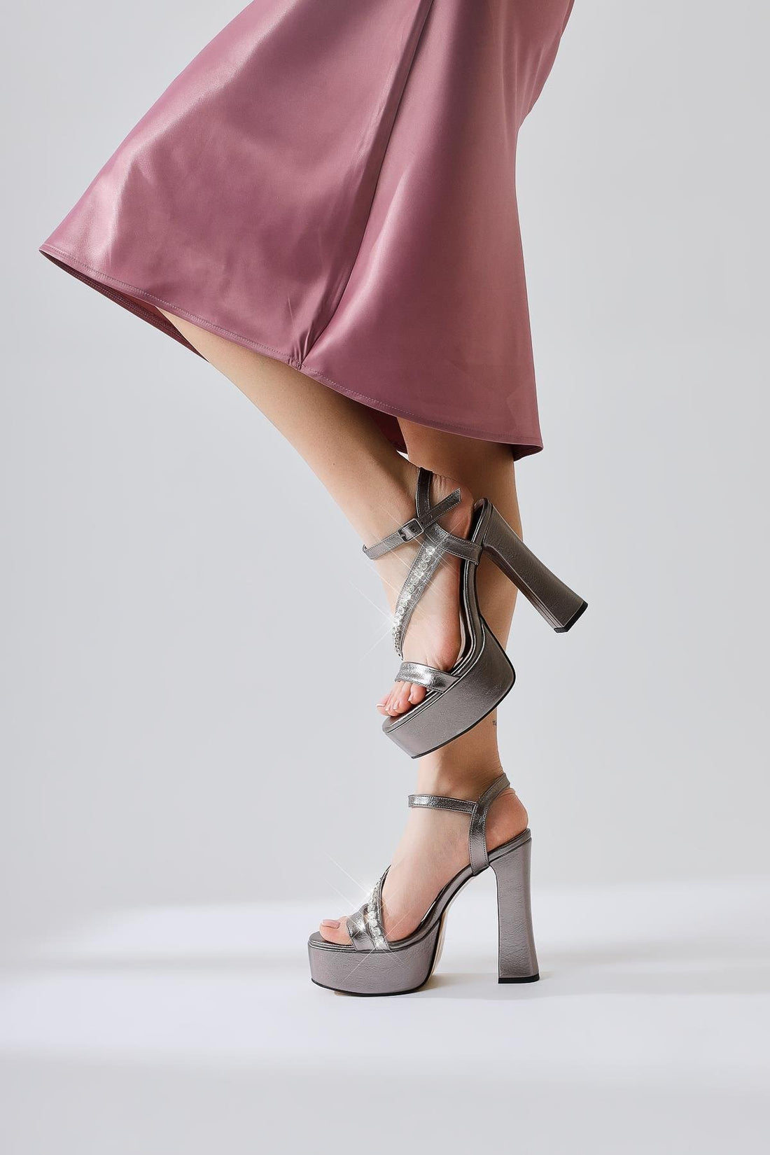 Marcel Platin Kırışık Rugan İnce Taşlı Bantlı Platformlu Yüksek Topuklu Ayakkabı