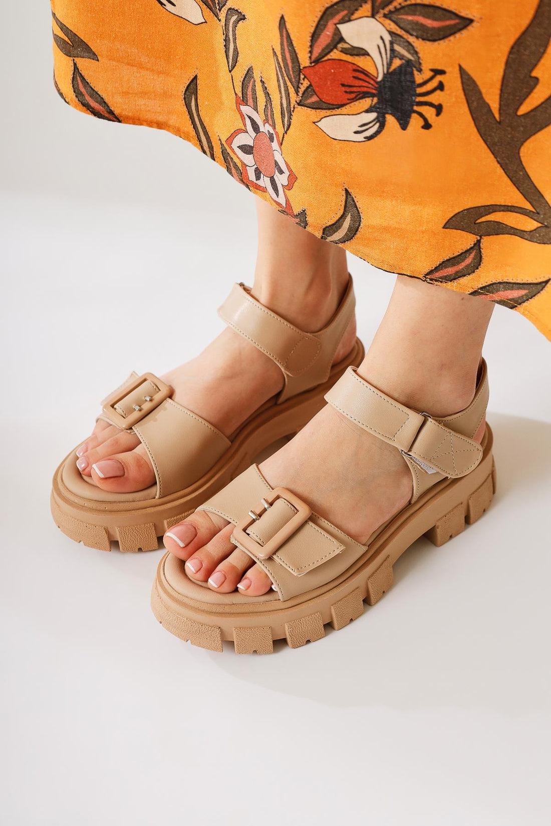 Rialda Bej Cırt Cırt Ve Toka Detaylı Yüksek Taban Sandalet