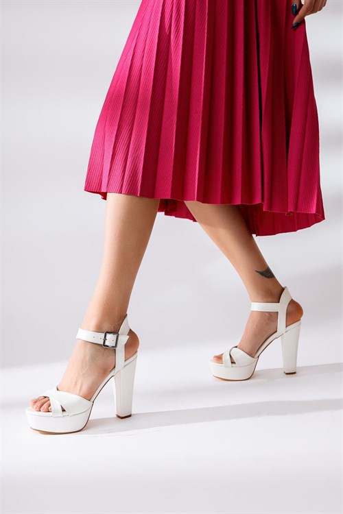 Dolly Beyaz Çapraz Bantlı Platformlu Yüksek Topuklu Abiye Ayakkabı