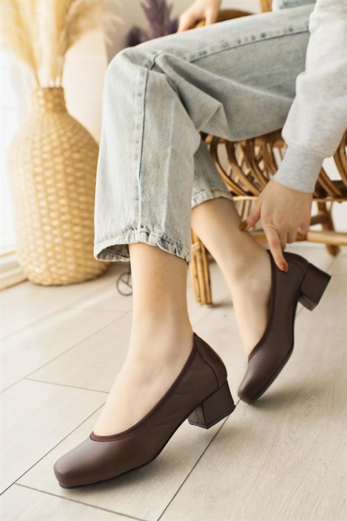 Hakiki Deri Hilary Kahve Kısa Kalın Topuklu Yuvarlak Burun Topuklu Ayakkabı