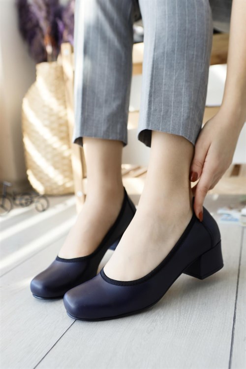 Hakiki Deri Hilary Lacivert Kısa Kalın Topuklu Yuvarlak Burun Topuklu Ayakkabı