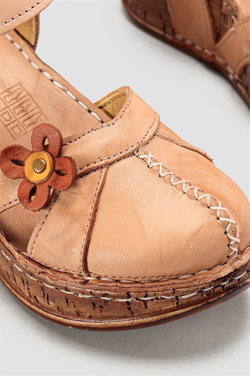 Hakiki Deri Katlyn Bej Çiçek Detaylı Burnu Kapalı Dolgu Topuklu Sandalet