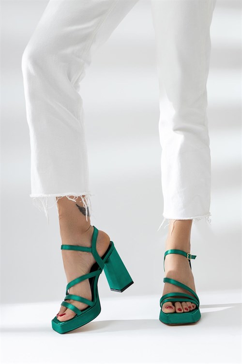 Marsha Yeşil Saten Asimetrik İnce Bantlı Kalın Topuklu Platformlu Sandalet