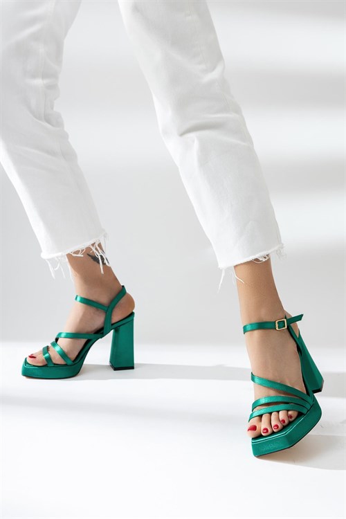 Marsha Yeşil Saten Asimetrik İnce Bantlı Kalın Topuklu Platformlu Sandalet