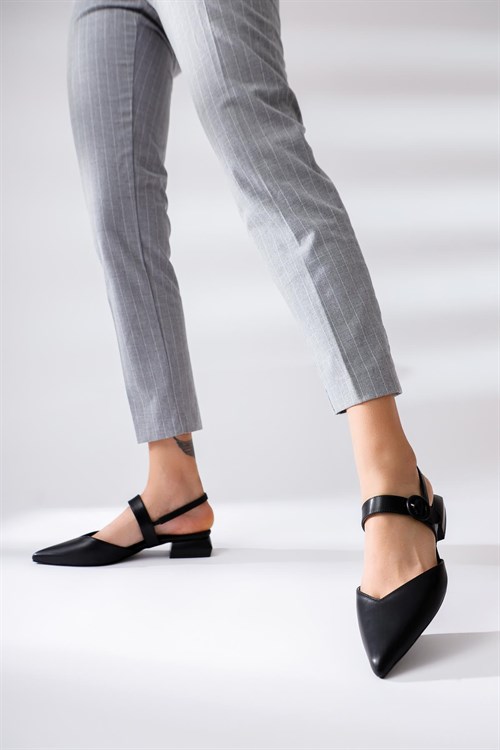 Sue Siyah Sivri Burunlu Yuvarlak Tokalı Kısa Topuklu Sandalet