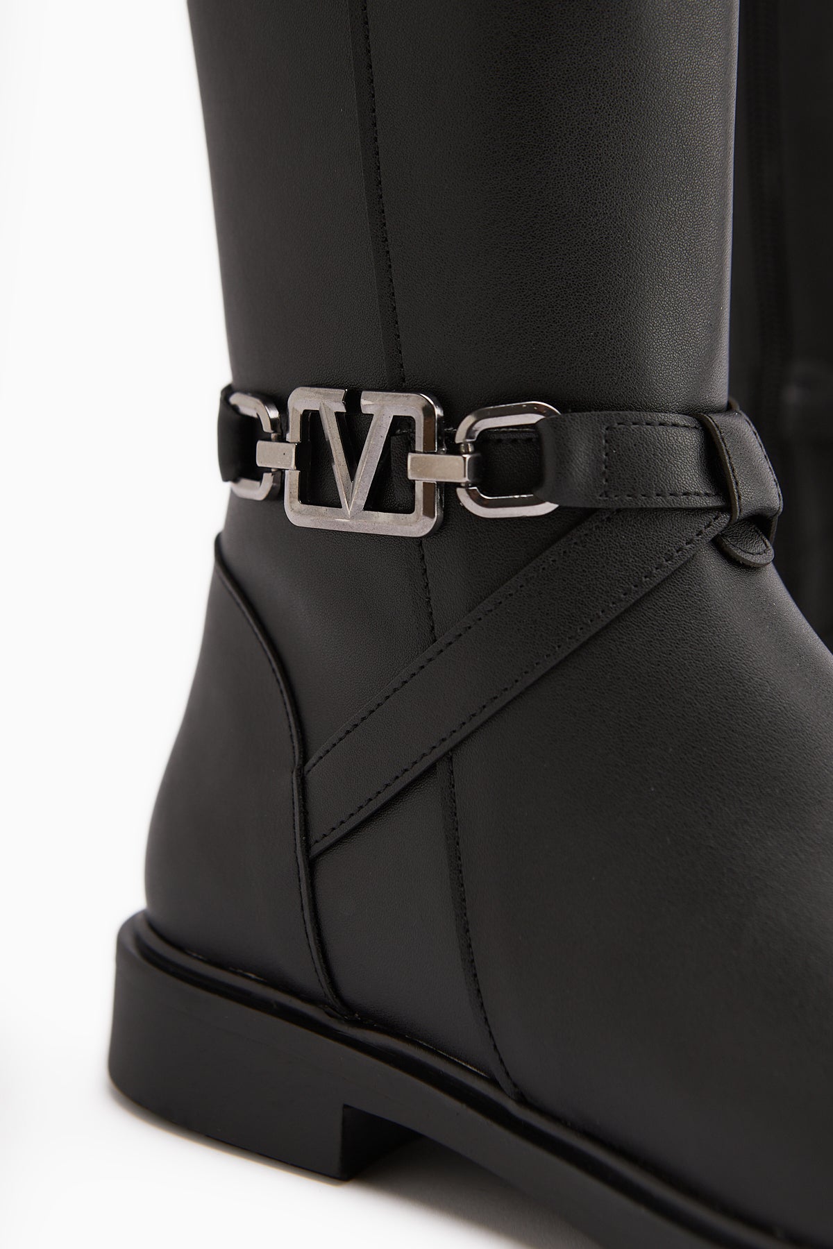 Momena Siyah Toka Detaylı Fermuarlı Kısa Topuklu Çizme