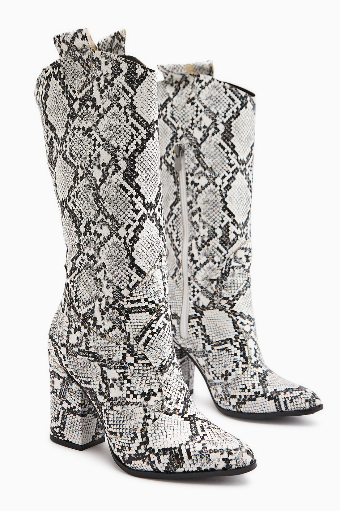 Keri Beyaz Yılan Desenli Asimetrik Kesim Topuklu Kısa Çizme