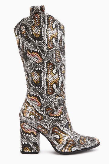 Keri Yılan Desenli Asimetrik Kesim Topuklu Kısa Çizme