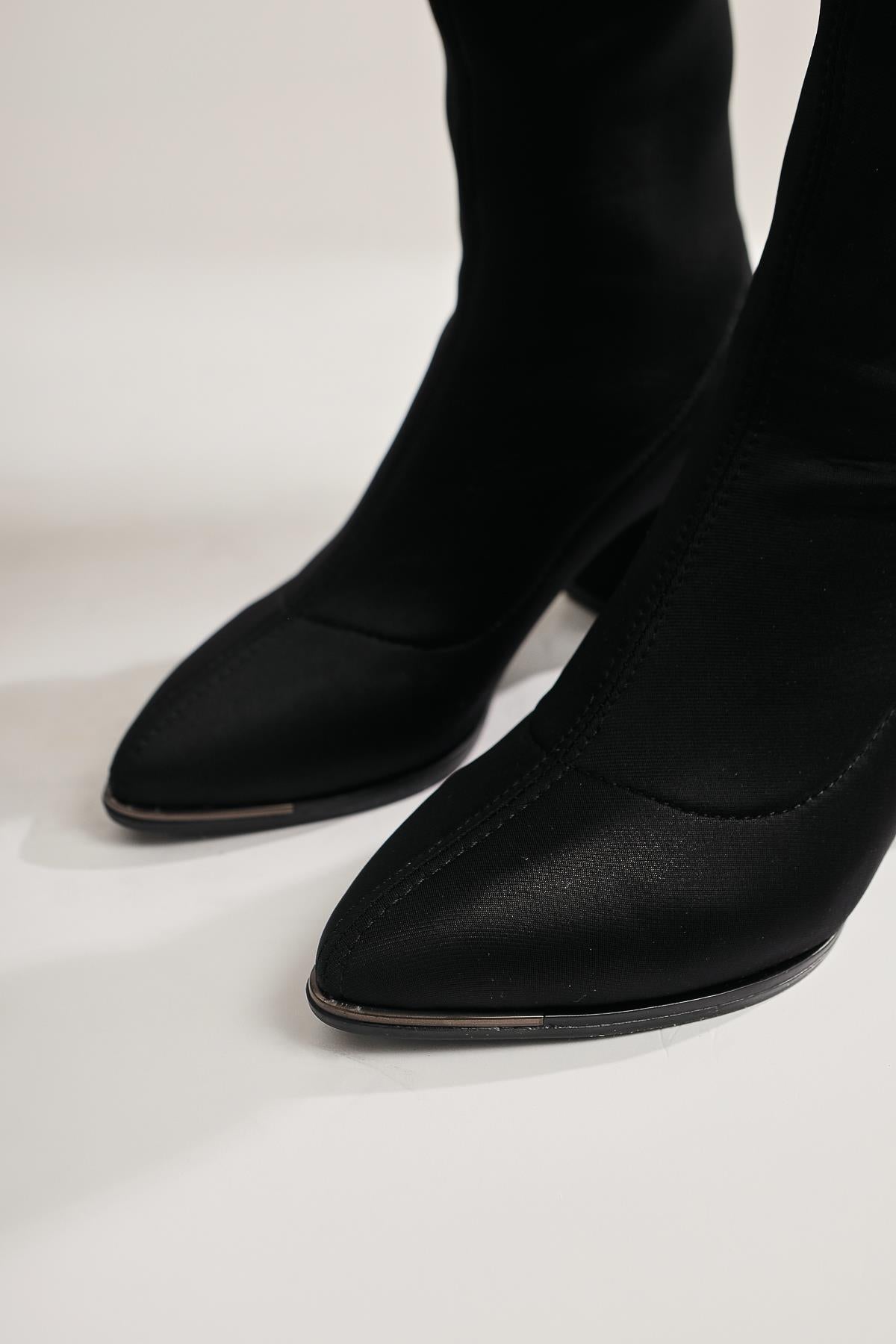 Anastazija Sitah Sivri Burunlu Dalgıç Kumaş Çizme