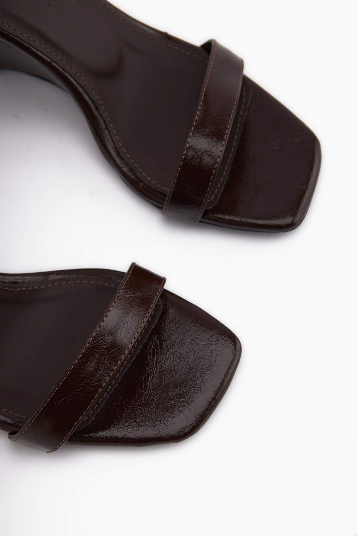 Novah Kahve Bilekten Bağlamalı Kadın Dolgu Topuklu Sandalet