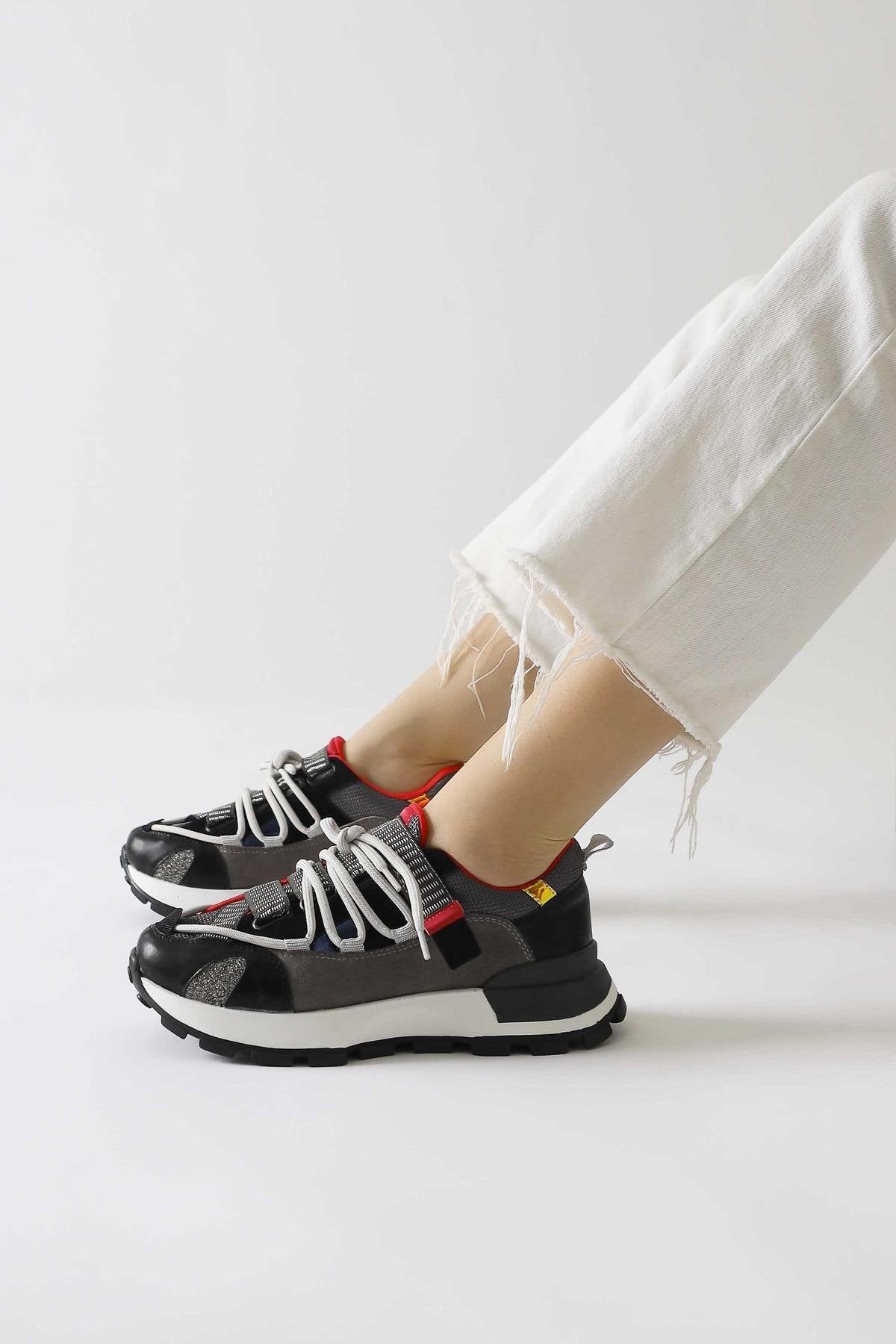 Nely Siyah Asimetrik Bağcıklı Sneakers