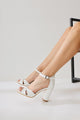 Hope Beyaz Bilekten Baretli Yüksek Topuk Topuklu Ayakkabı