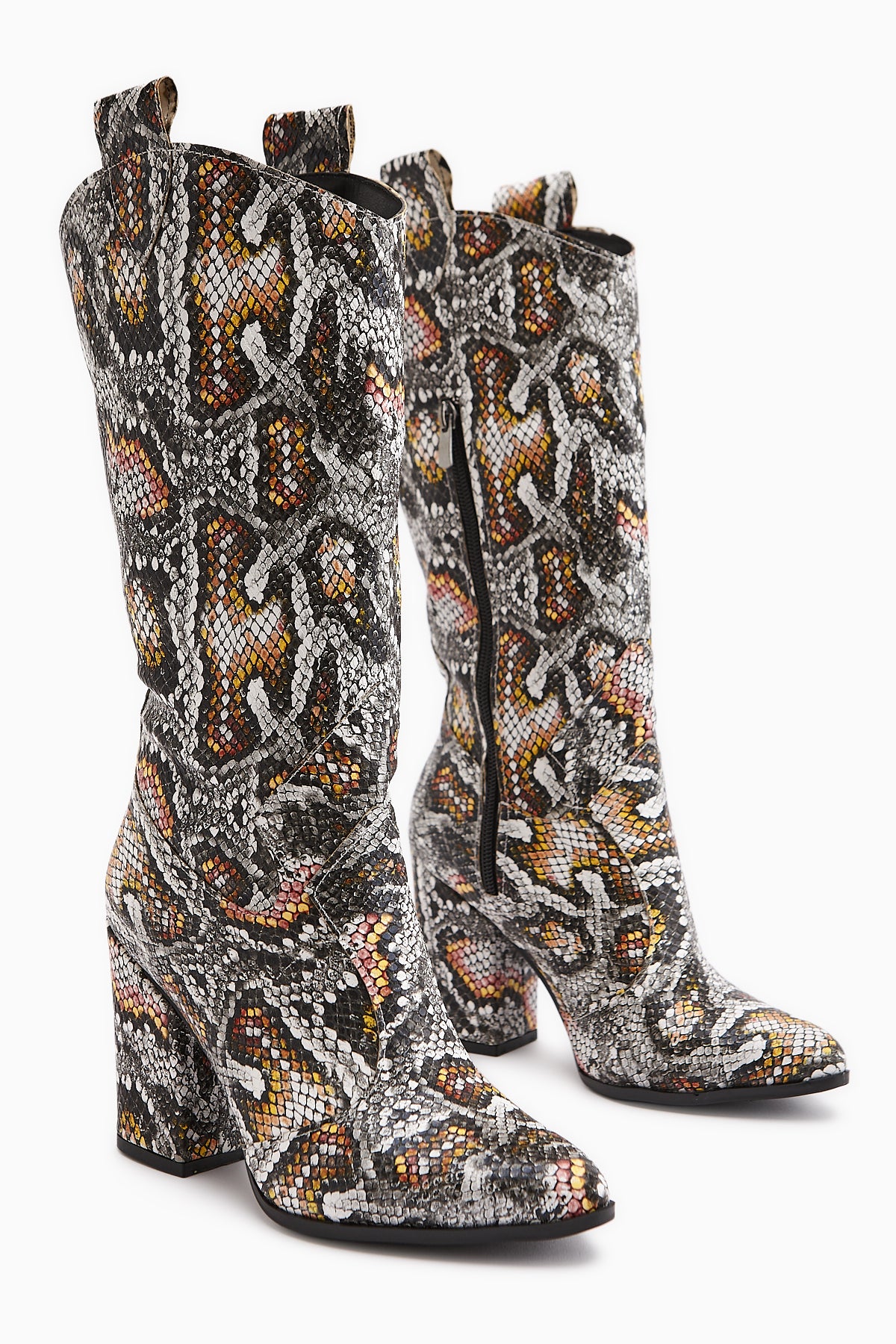Keri Yılan Desenli Asimetrik Kesim Topuklu Kısa Çizme